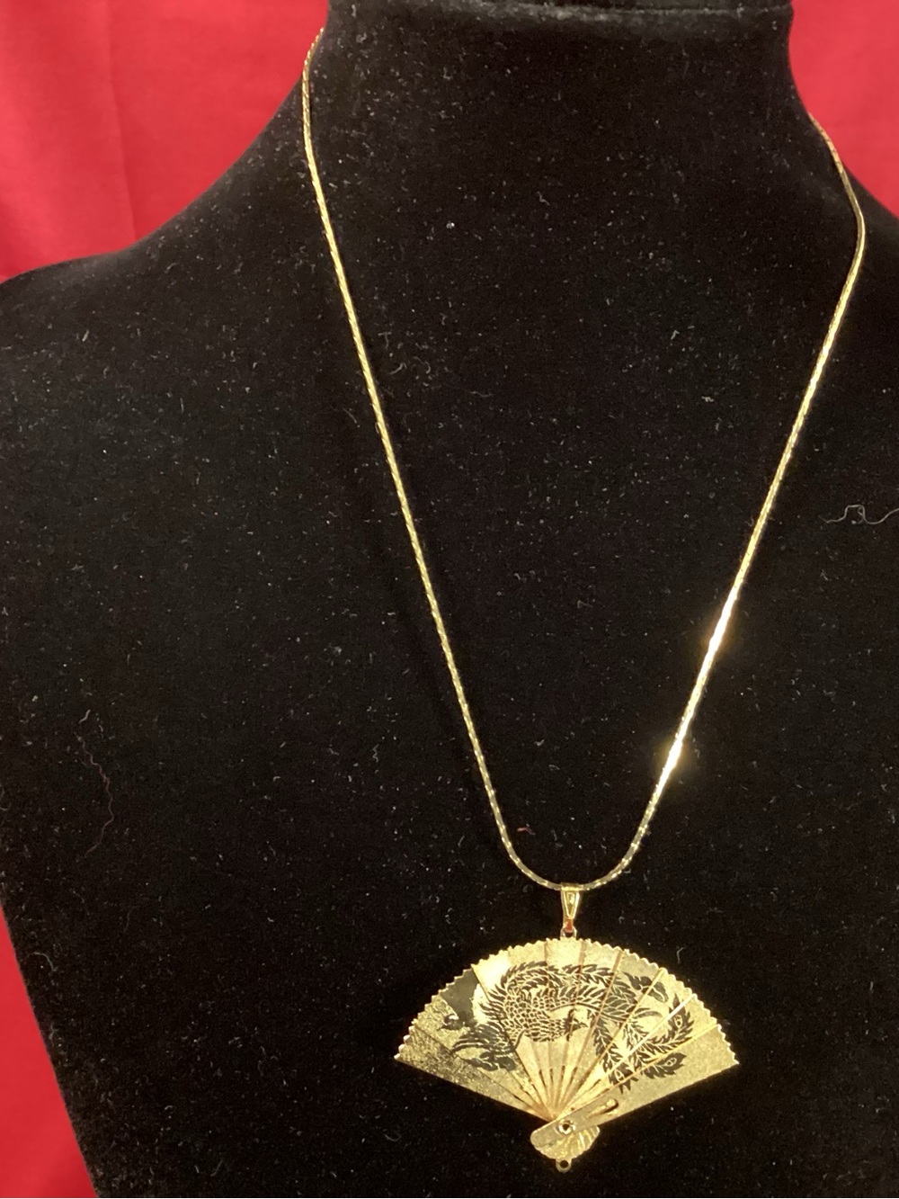 Gold tone Fan Pendant two different landscapes Necklace - Picture 5 of 7